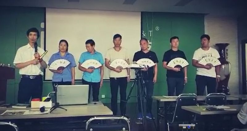 將“六安全”寫(xiě)在扇子上獎(jiǎng)勵(lì)給學(xué)員